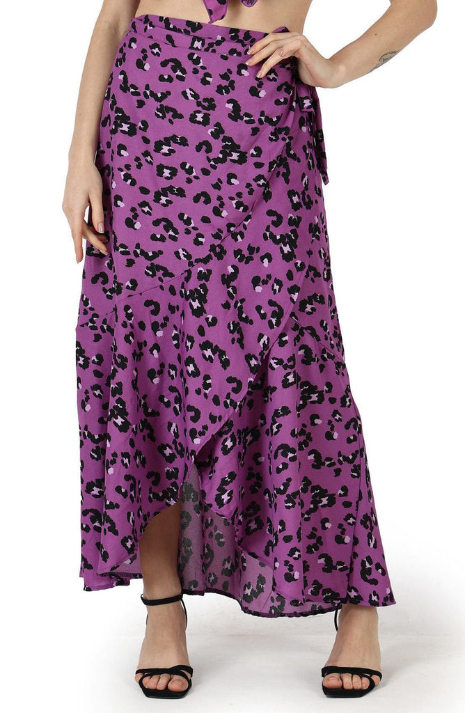 Model wearing Polyester Maxi Skirt with Pattern type: Animal-3