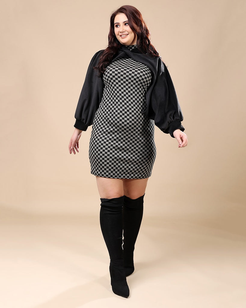 Model wearing Variegated rib Cover Up with Pattern type: Solid-7