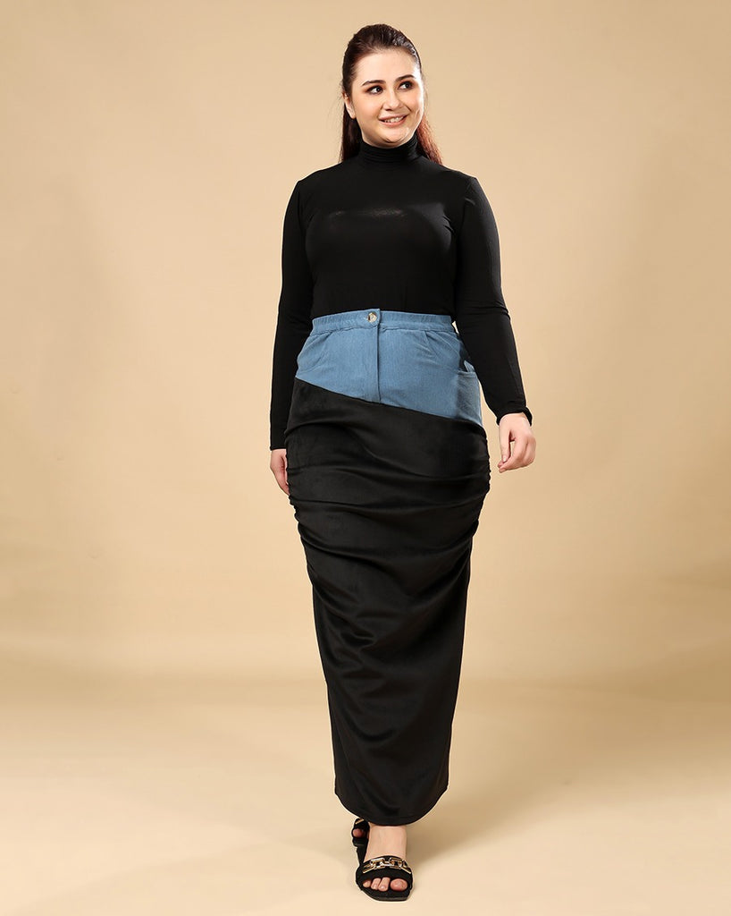 Model wearing Variegated rib Maxi Skirt with Pattern type: Solid-2