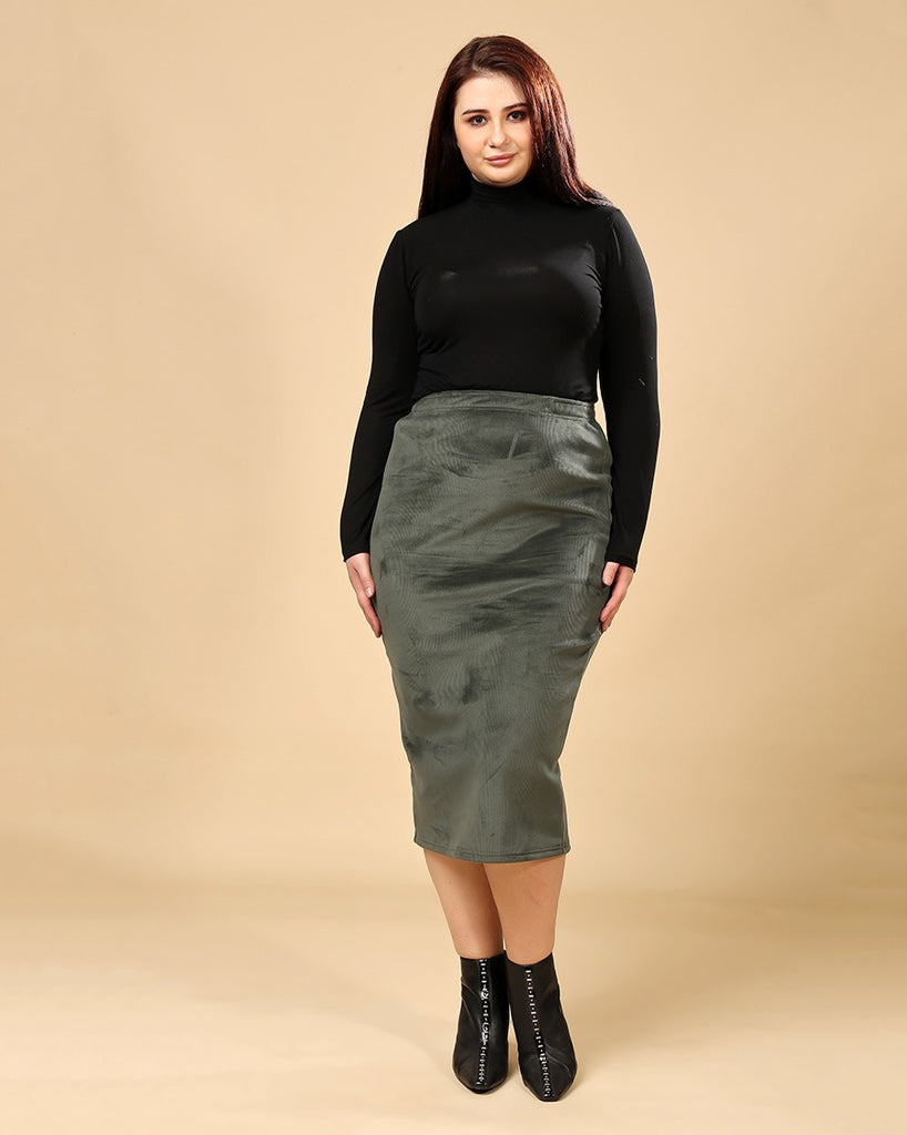 Model wearing Variegated rib Midi Skirt with Pattern type: Solid-6