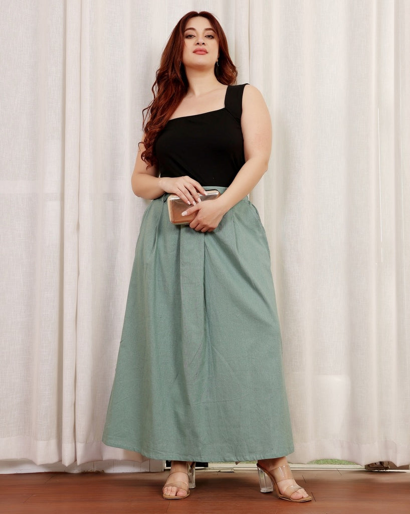 Model wearing Linen Maxi Skirt with Pattern type: Solid-12