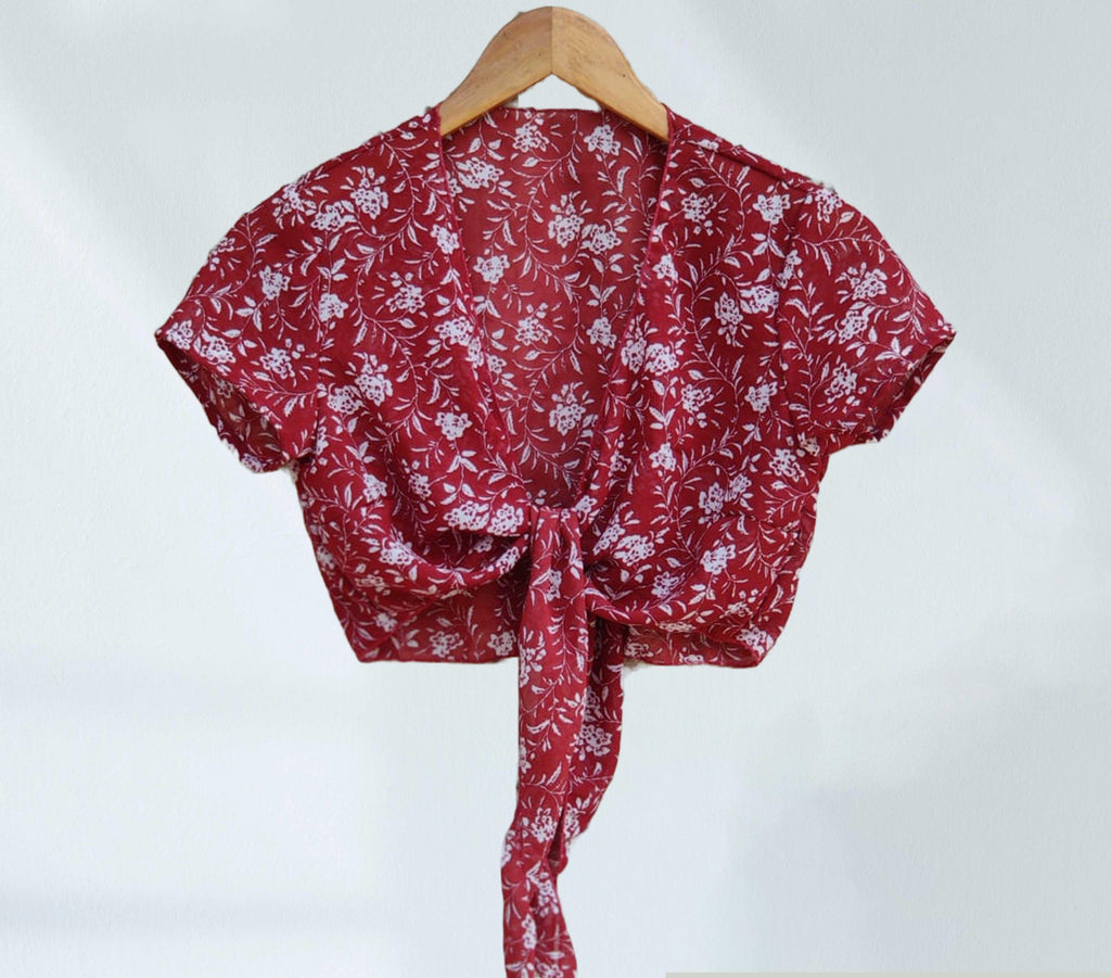 Model wearing Polyster Georgette Shrug with Pattern type: Tie-dye-10