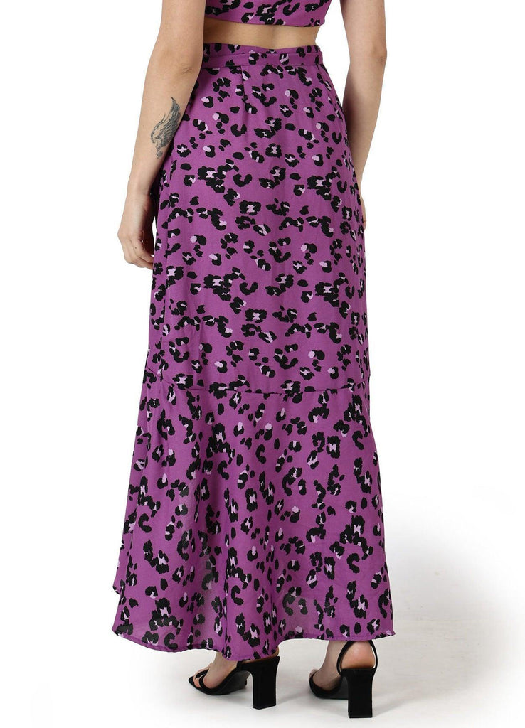 Model wearing Polyester Maxi Skirt with Pattern type: Animal-1